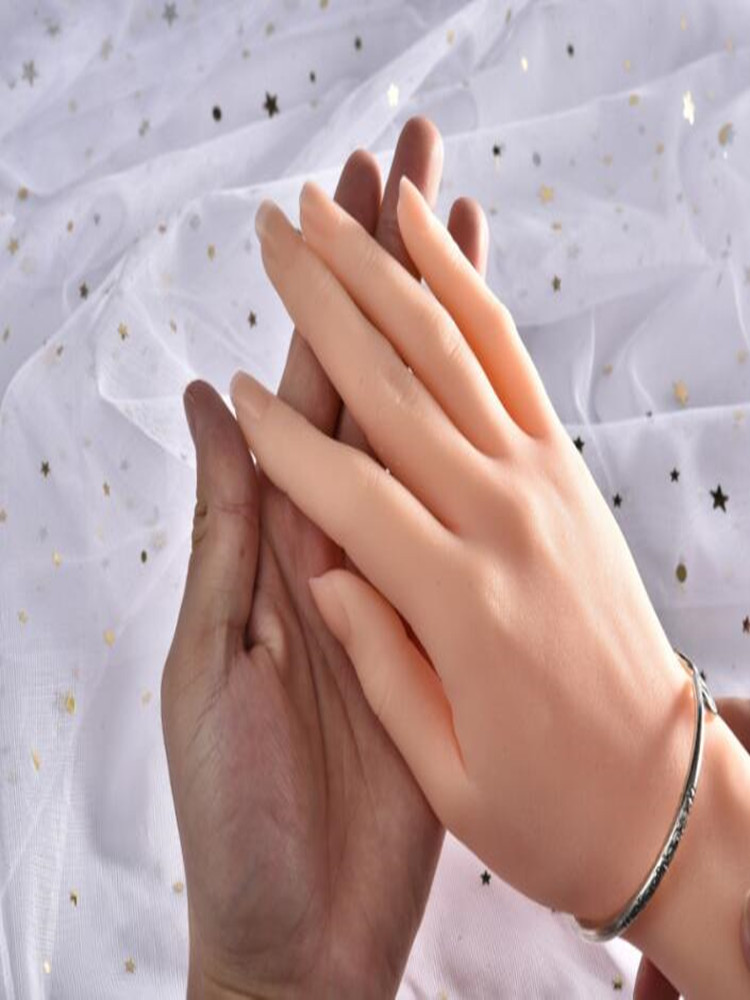 Maniquí de mano femenino real  - Body Jewelry Plus reseña y precio