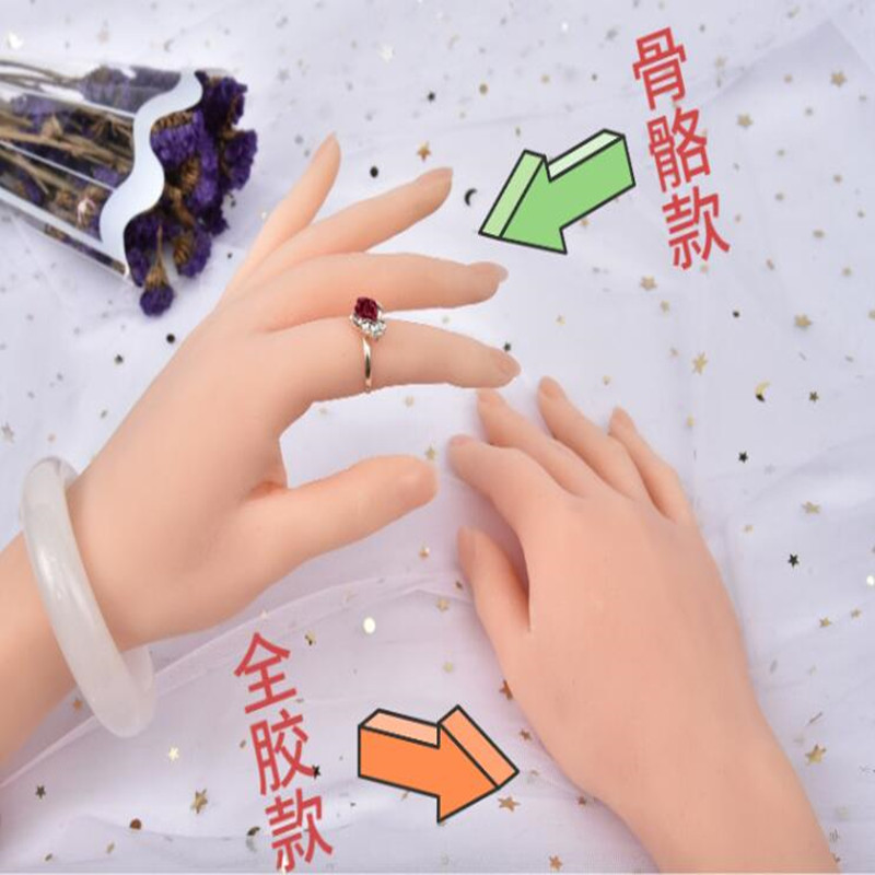 Maniquí de mano femenino real  - Body Jewelry Plus reseña y precio