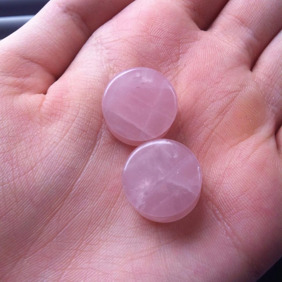 Expansor de piedra orgánica de - Body Jewelry Plus reseña y precio